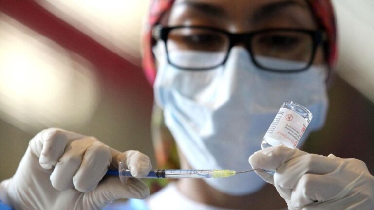 México aprobó vacuna CanSino cuestionada efectividad e irregularidad