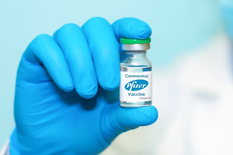 Pfizer anunció que una tercera dosis de su vacuna contra el COVID-19