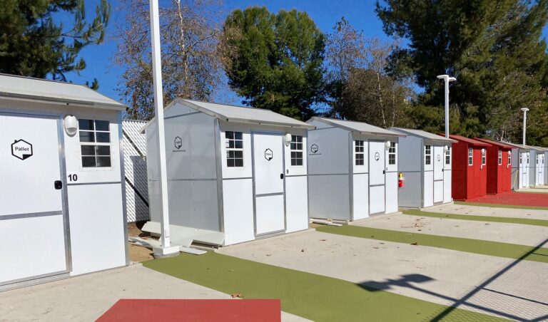 Los Ángeles ofrece una salida para las personas sin hogar: alojarse en mini casas en las afueras de la ciudad
