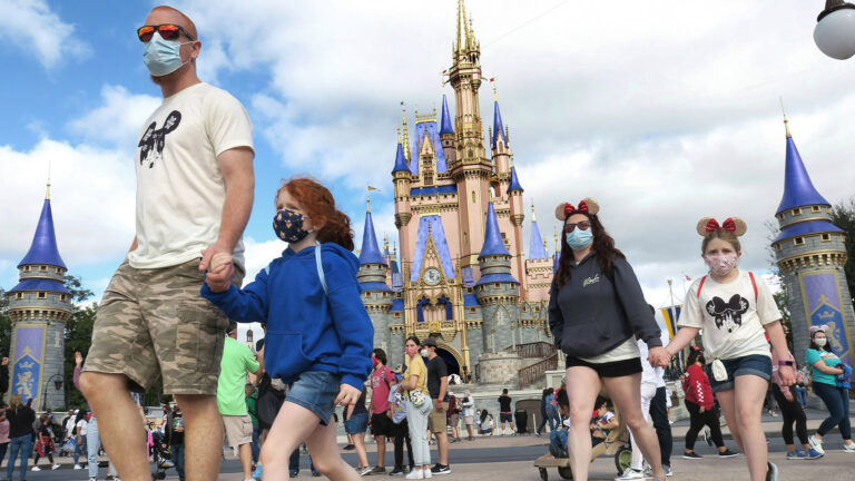 Disney restablece el uso de mascarillas en sus parques en California y Florida