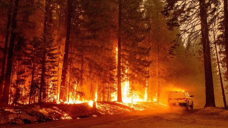 Incendios de California obligan a evacuar a miles de personas