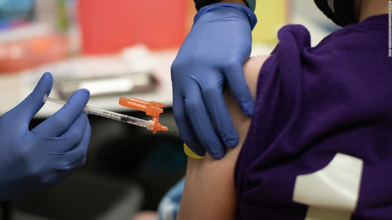 Por qué la vacuna contra el covid-19 aún no está disponible para los menores