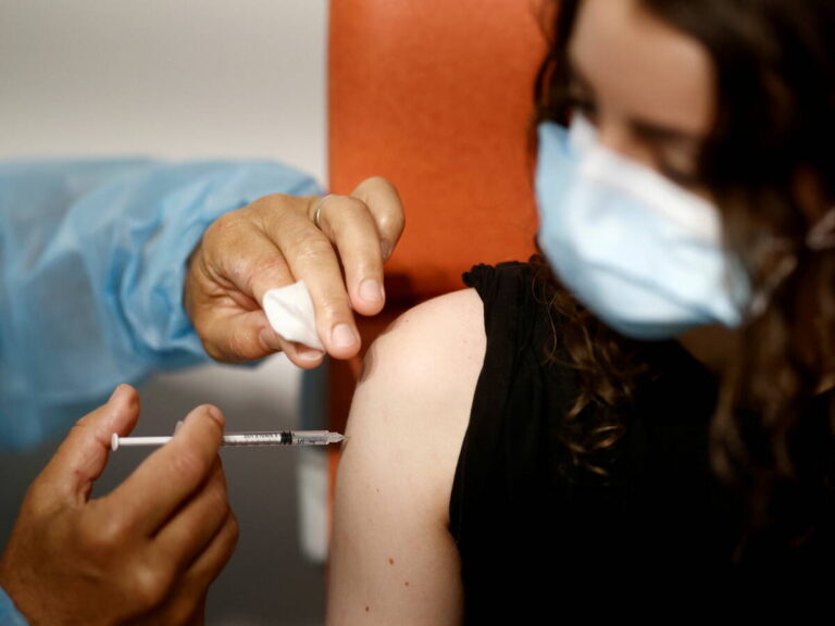 EE.UU. descarta una tercera dosis de Pfizer para los ya vacunados