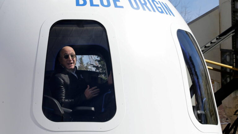 El magnate Bezos va al espacio y regresa a la Tierra