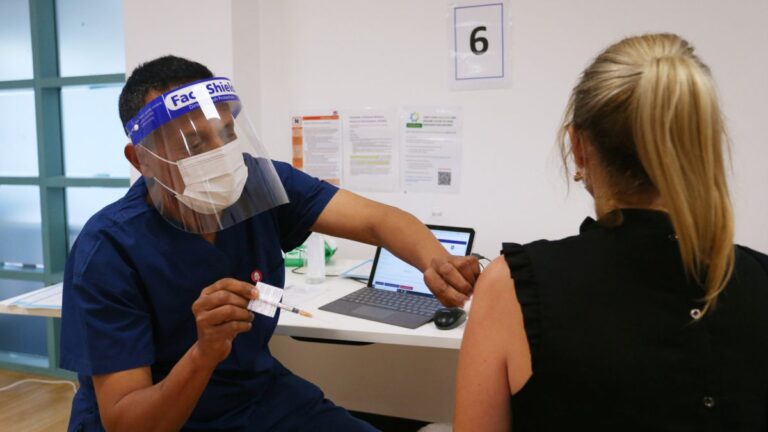 Israel comenzó a inmunizar con la tercera dosis a los mayores de 40 años