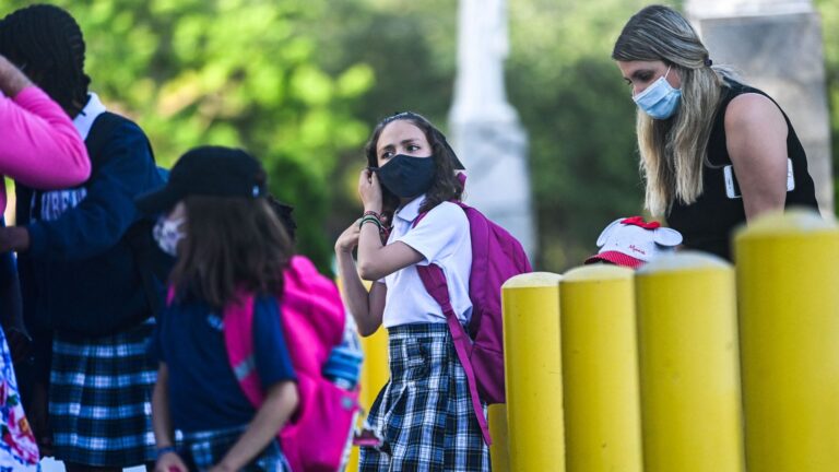 Estudiantes vuelven a clases en Miami-Dade con mascarillas obligatorias