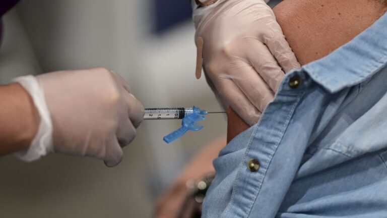 Alaska: Incautan más de 3.000 tarjetas falsas de vacunación