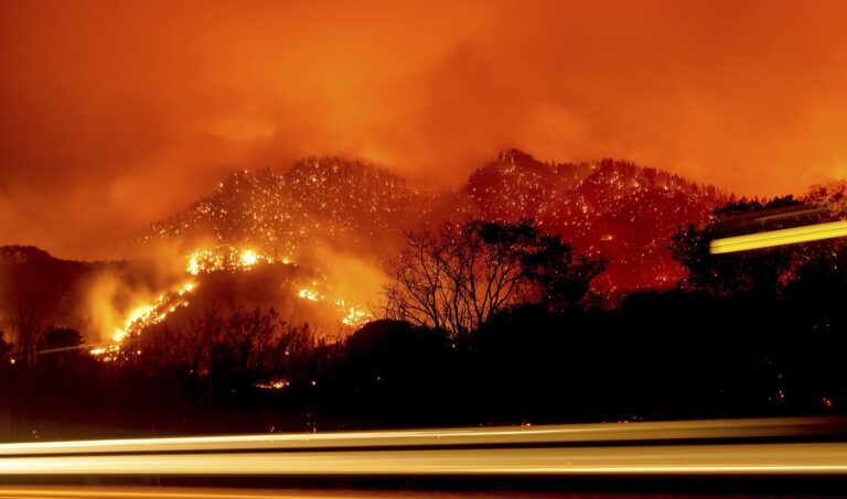 Incendio en el norte de California destruye más de 100 edificios y amenaza 7.000