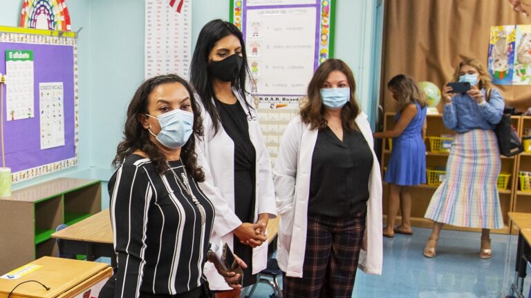 California exigirá a profesores que estén vacunados o deberán testearse semanalmente