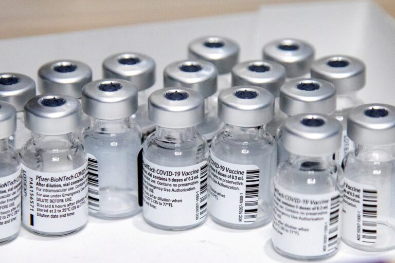 Cientos de miles de vacunas contra el coronavirus se vencen en Estados Unidos