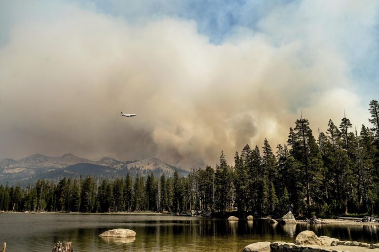 Cambio de viento en el Lake Tahoe da esperanza a bomberos ante incendios