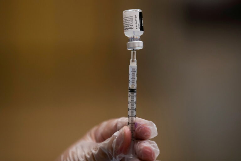 Tercera dosis de la vacuna de Pfizer eleva la protección al 95%, según un estudio israelí