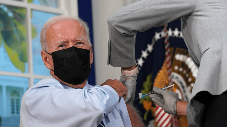 Joe Biden recibió este lunes su tercera dosis de la vacuna contra Covid-19