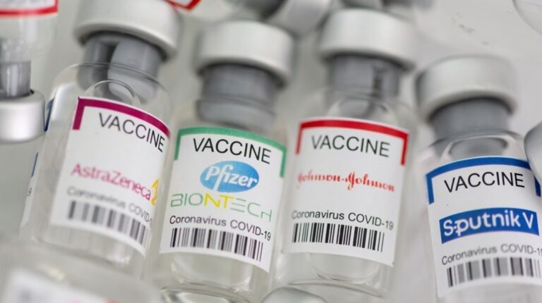 EE. UU. estudia mezclar vacunas para reforzar inmunidad contra Covid-19