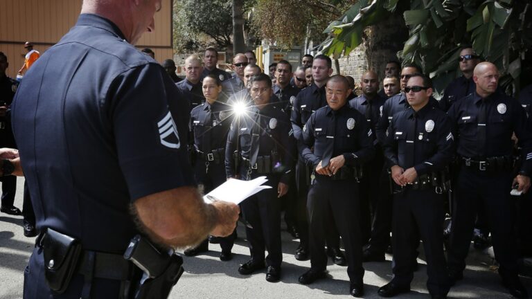 Miles de policías de Los Ángeles se rehúsan a vacunarse