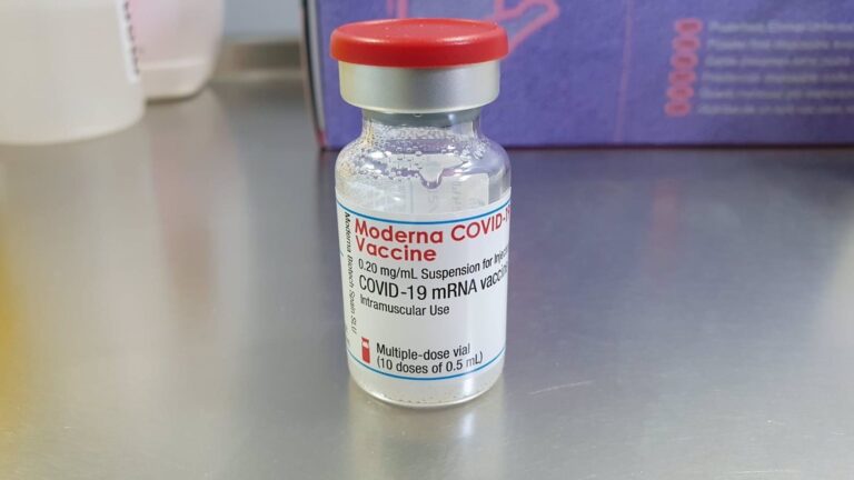 Moderna está creando vacuna de una sola dosis de refuerzo contra COVID-19 y  gripe