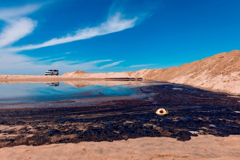 Playas vacías tras el derrame de petróleo en California
