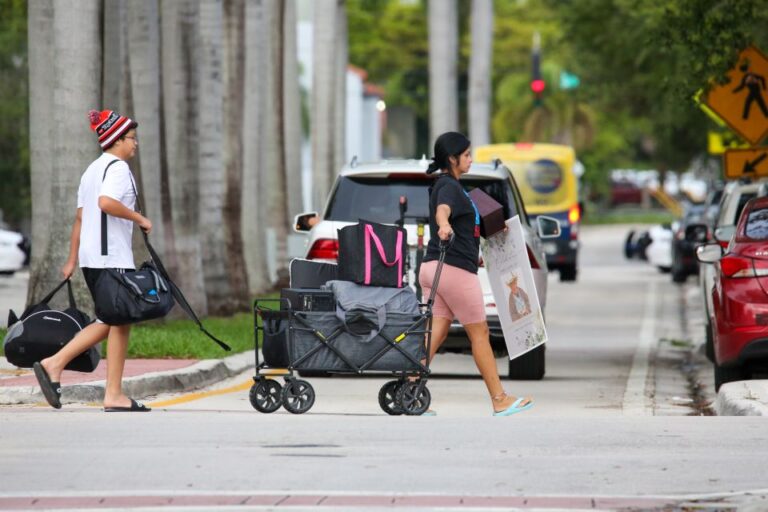 ¿Cuándo regresan a casa los evacuados de North Miami Beach?