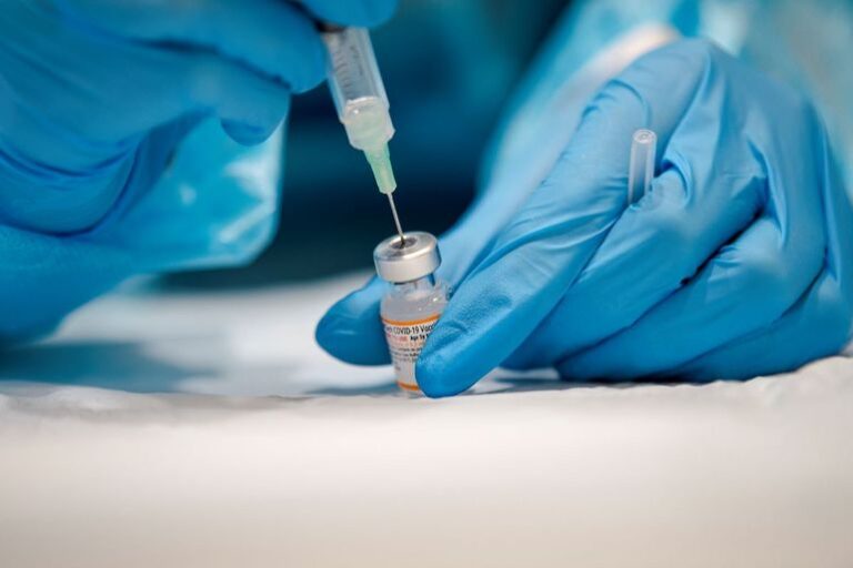 Miami-Dade monitorea variante ómicron y llama a vacunarse