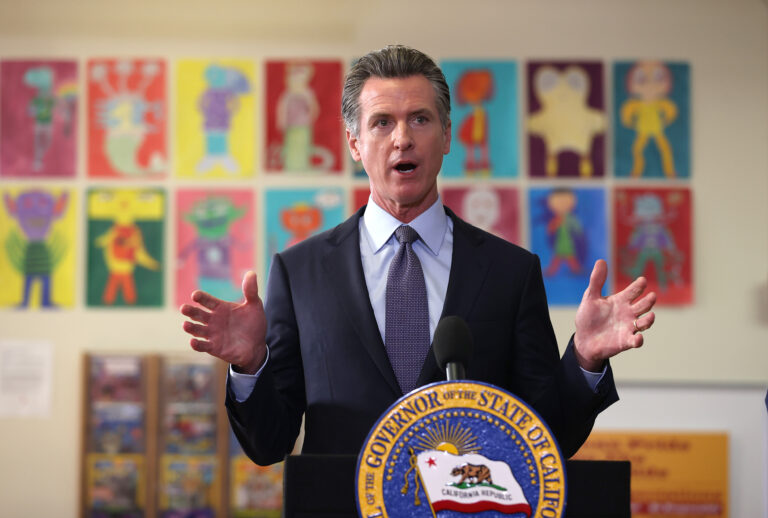 Gobernador de California anuncia un nuevo plan de respuesta ante el covid-19 para la «próxima fase» 